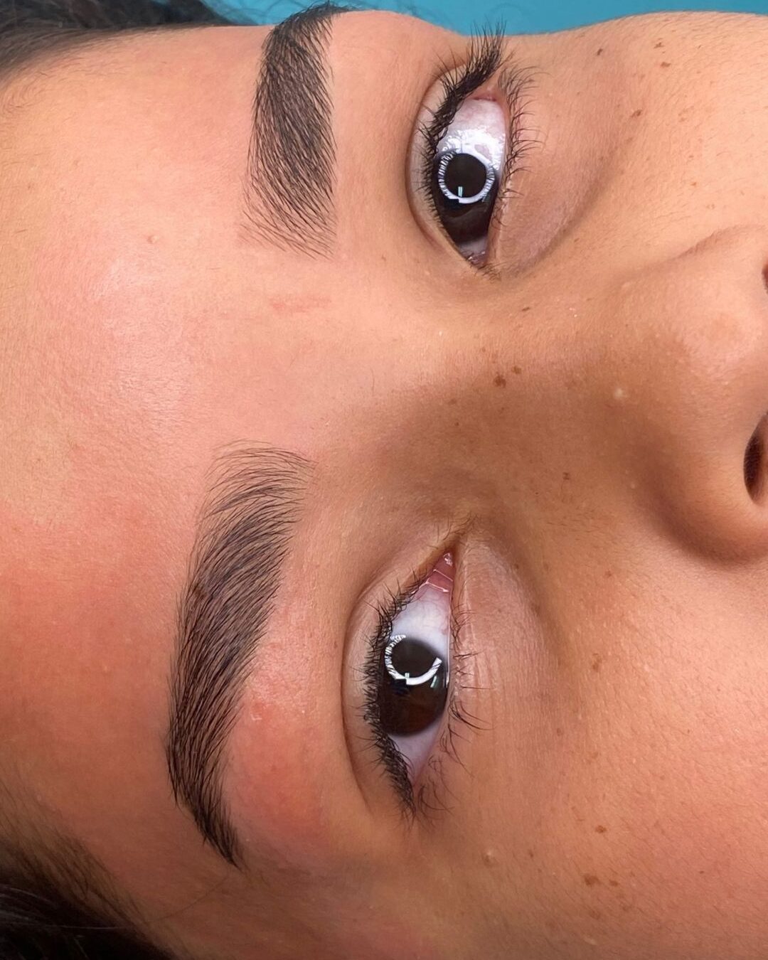 Realce sua beleza natural! Um design de sobrancelhas que valoriza cada traço seu.