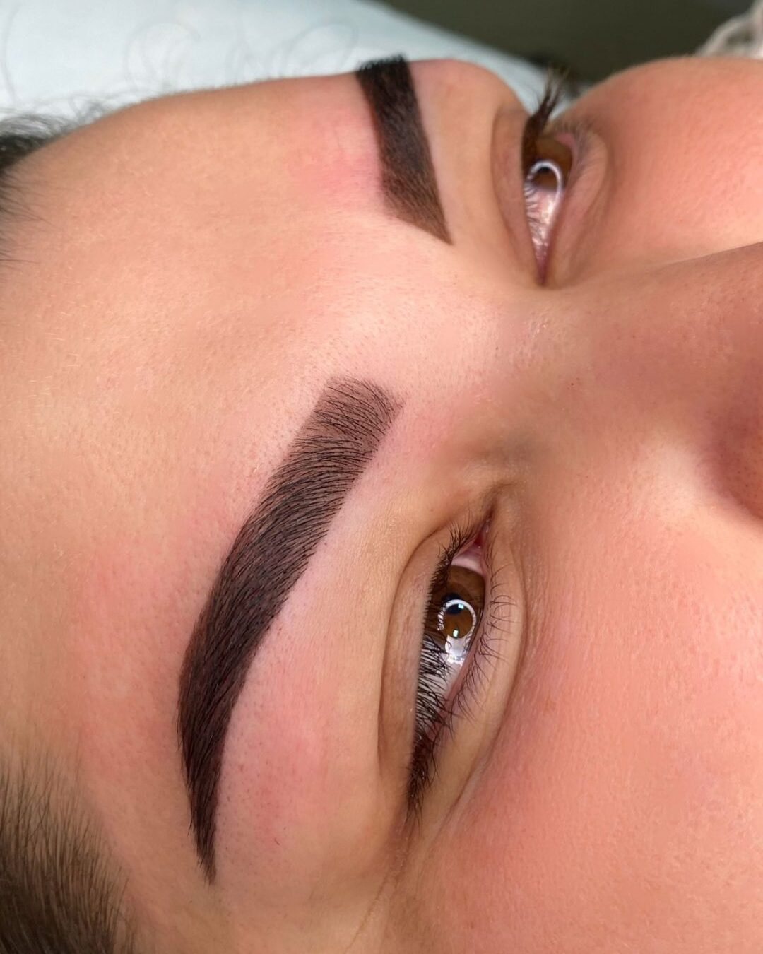 Sobrancelhas preenchidas e com cor natural! Realce seu olhar com o Design com Henna.